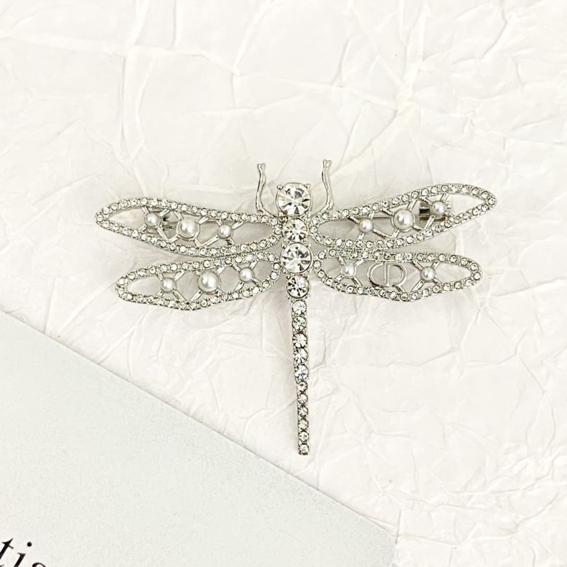 chr1st1an D10r brooches